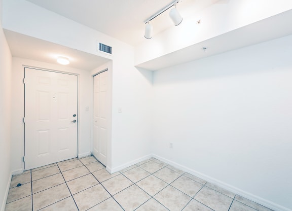 Dominium_Village at Delray_Vacant Apartment Foyer