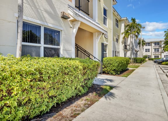 Dominium_Village at Delray_Exterior Apartment Building Sidewalk