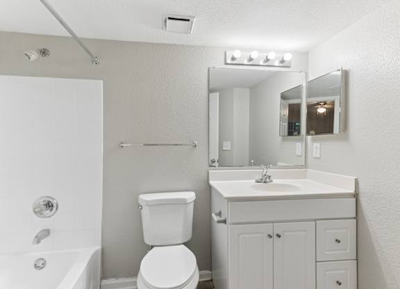 Dominium_Willow Creek_3B Bathroom.jpg