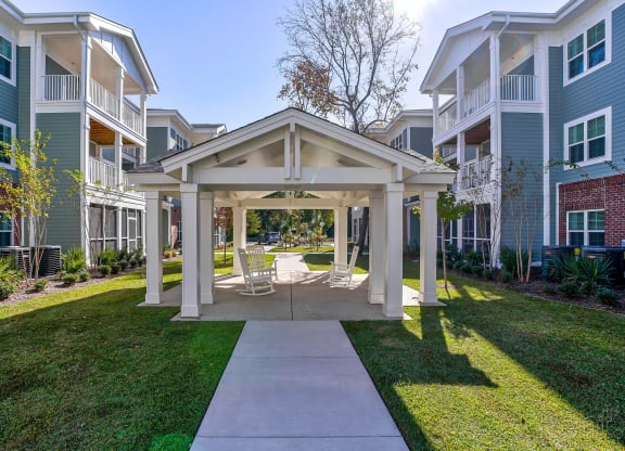 the preserve at ballantyne commons apartments courtyard with patio and chairs at Barclay Place Apartments, Wilmington, 28412
