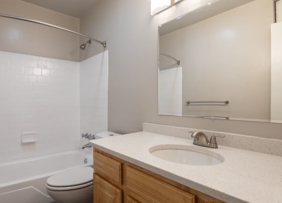 Stratford Hills Apartments Classic Bathroom