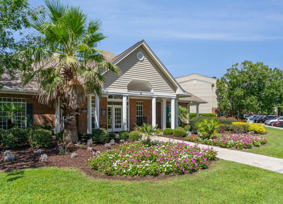 Green Courtyard at Litchfield Oaks Apartments, Pawleys Island, SC, 29585