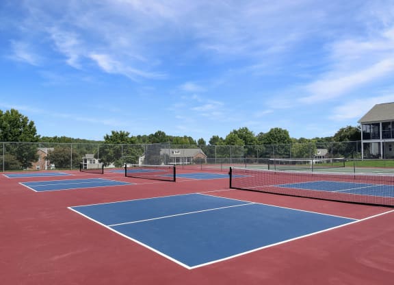 Crosstimbers Apartments tennis court