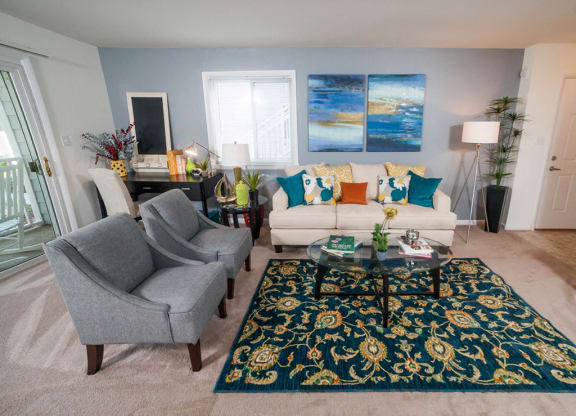 Four-Seasons-Yorktown Living Room