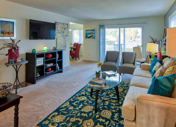 Four-Seasons-Yorktown Living Room