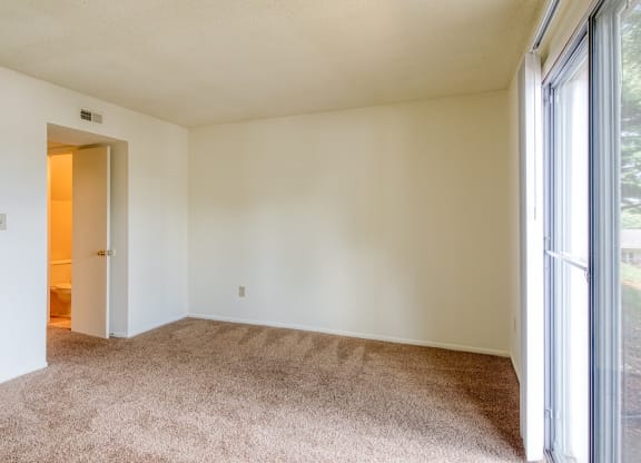 Bedroom with Large Window at The Everett Apartments , Roanoke, VA 24018