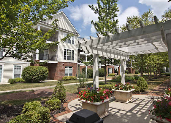 A white pergola  at Times Square, Dublin, Ohio