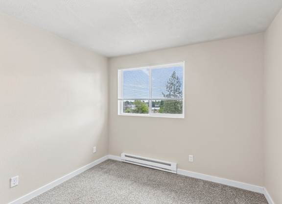 Room with Window at Peaks on Pines, Washington