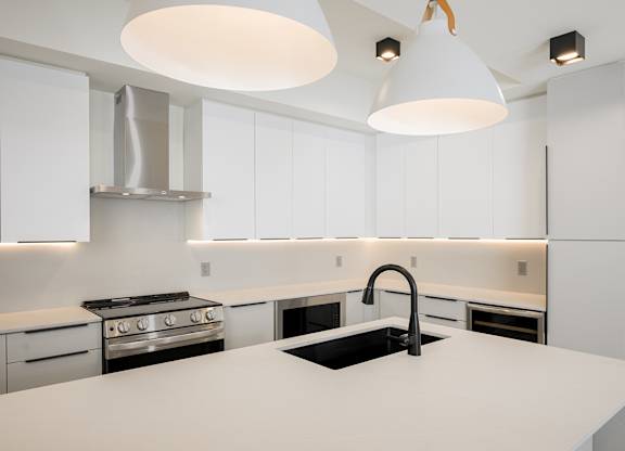 Full height quartz backsplashes in kitchens