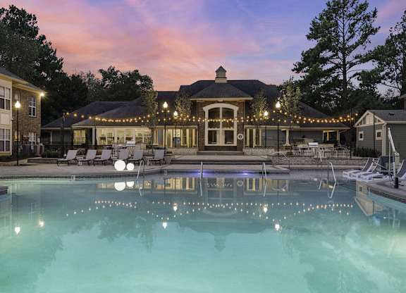 Saltwater pool with sunshelf and WiFi during sunset