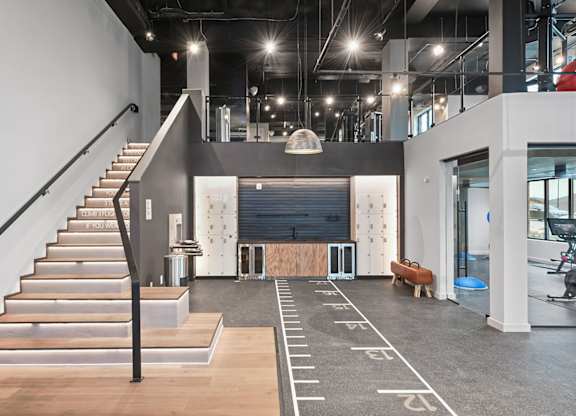 Bi-level fitness studio