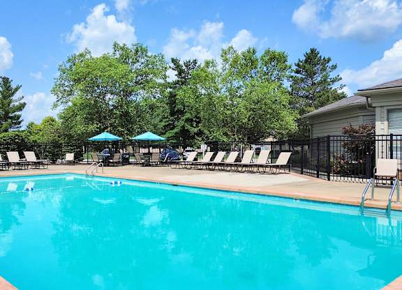 Heated outdoor pool with sundeck and WiFi