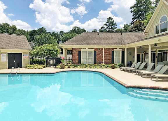 Outdoor pool with sundeck and WiFi