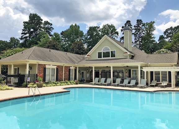 Outdoor pool with sundeck and WiFi