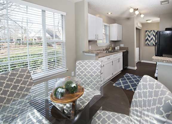 Natural light in kitchen and dining area (Classic)