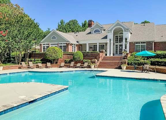Outdoor pool with sundeck and WiFi