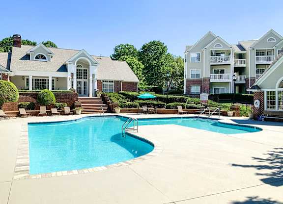 Outdoor pool with sundeck and WiFi