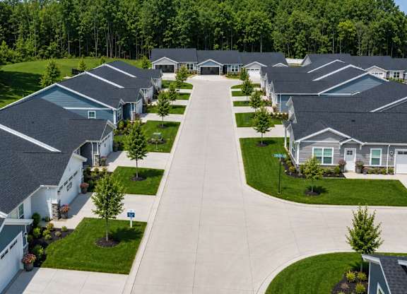 A row of houses with a driveway in the middle.
