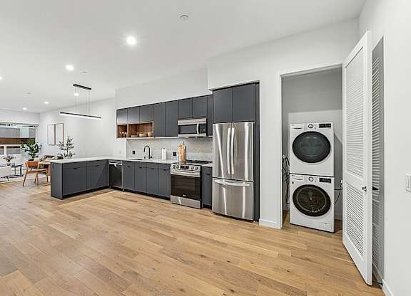 Kitchen with stove top oven at 701 Hudson, Los Angeles, 90005