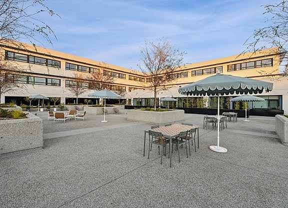 Courtyard with tables at 701 Hudson, Los Angeles, 90005