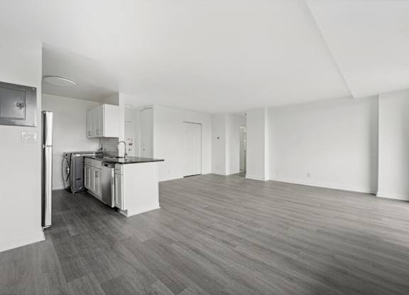 A Spacious Kitchen With a Dining Area at Ashlawn at Southern Towers, Alexandria