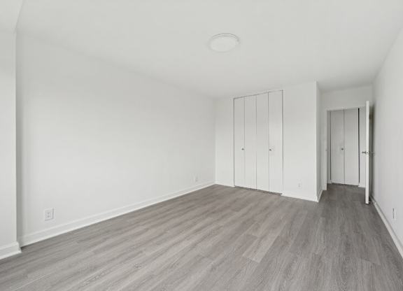 Bright Room With Wooden Flooring at Ashlawn at Southern Towers, Virginia, 22311