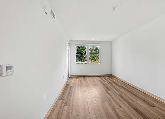 Spacious room with window at Parkview Living Apartments, Los Angeles, 90026