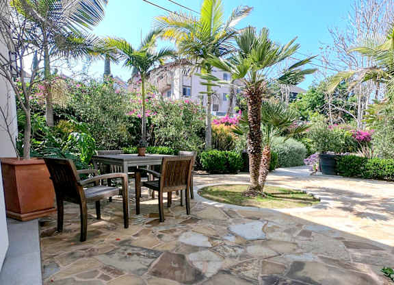 Outdoor seating with table and chairs at Parkview Living Apartments, Los Angeles, California