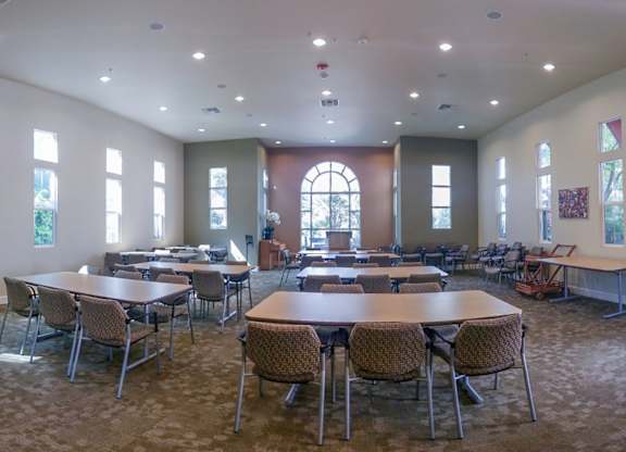 Common room with table and chairs at Parkview Living Apartments, Los Angeles