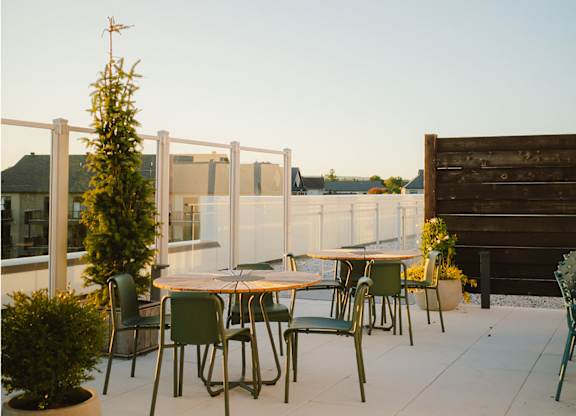 A patio with a table and chairs. at Château golf, Gatineau, QC