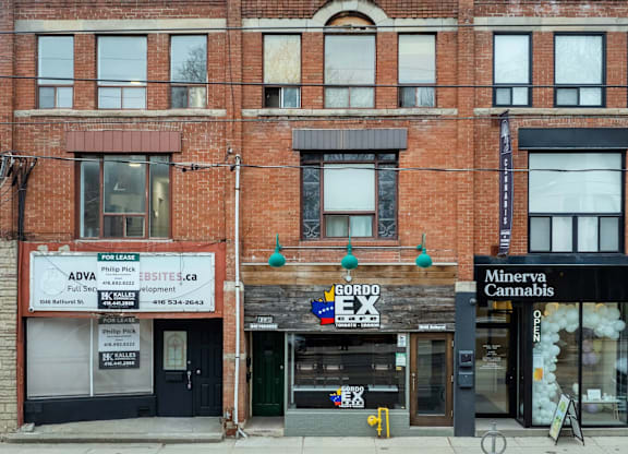 A red brick building with a store front that says Gordo Ex.