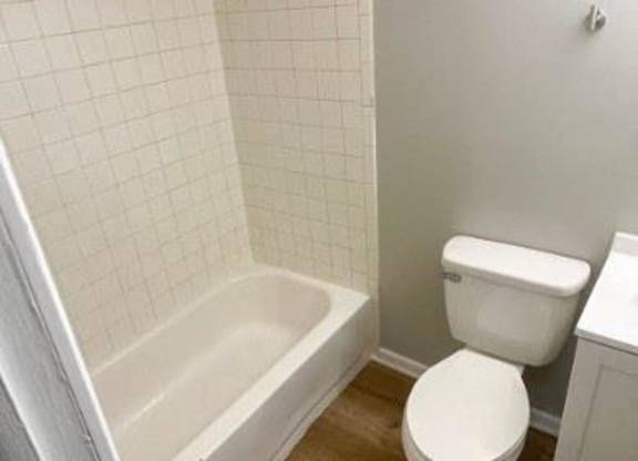 Bathroom With Bathtub at Windmill, Indianapolis, IN, 46234