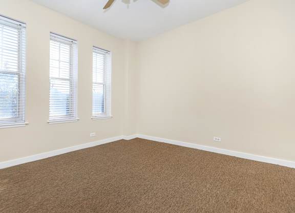 A room with a carpeted floor at Sheridan Park, Chicago, IL 60640