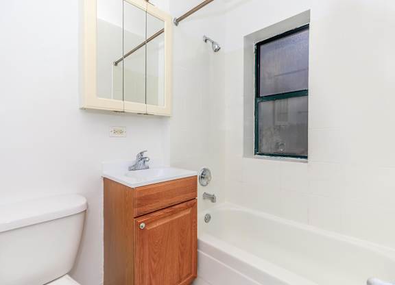 Bathtub in Bathroom at Sheridan Park, Chicago
