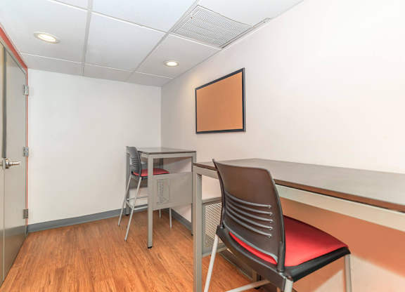 A room with a desk and chair at Sheridan Park, Illinois 60640