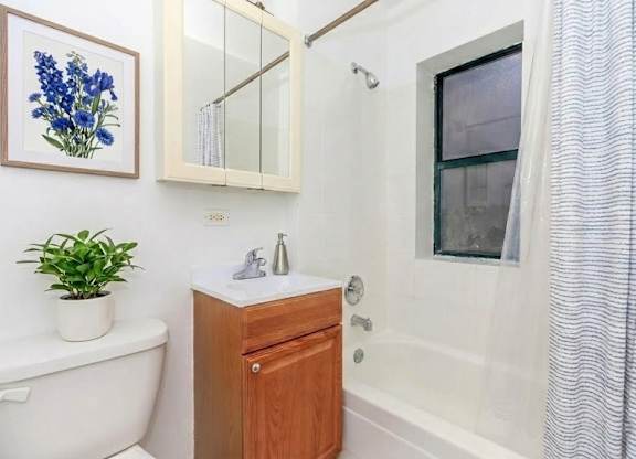 Bathroom With Bathtub at Sheridan Park, Illinois