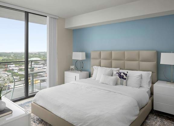 A bedroom with a large bed and a view of the city. at Palma, Florida