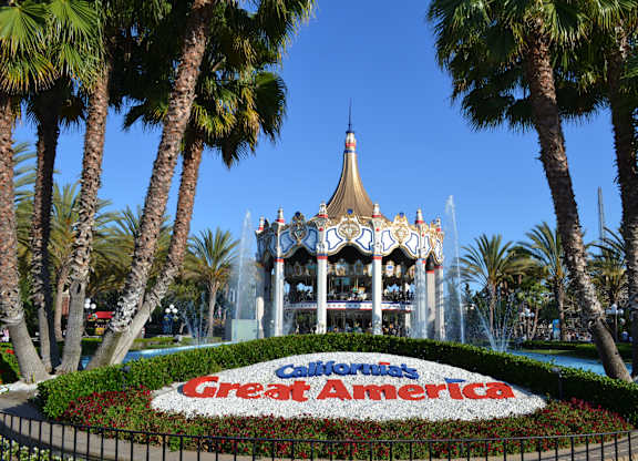 a fountain in a garden with a sign that reads great