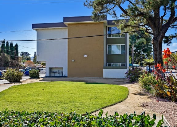 Courtyard at Hamilton Apartments in San Jose, CA