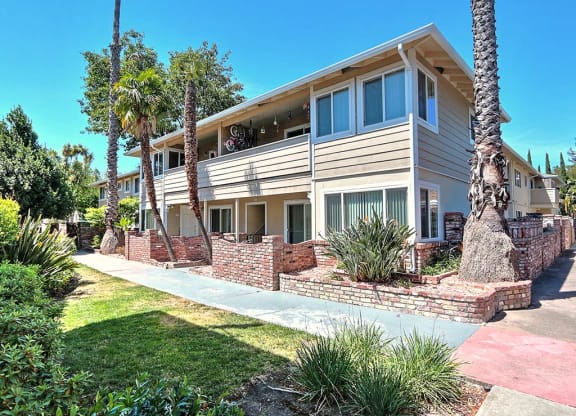 Beautiful Courtyard With Walking Paths at Atherton Oaks, California, 94025