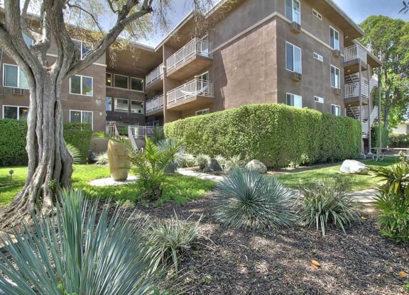Outdoor plants and trees wit hedges at The Luxe, California, 95051