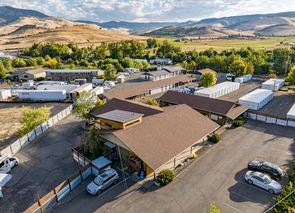 A parking lot with cars and a building in the background.