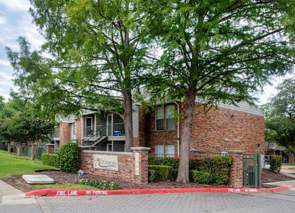 A brick building with a sign that says "Fire Lane" in front of it.