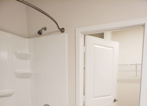 Sydney Trace Apartments Bathroom