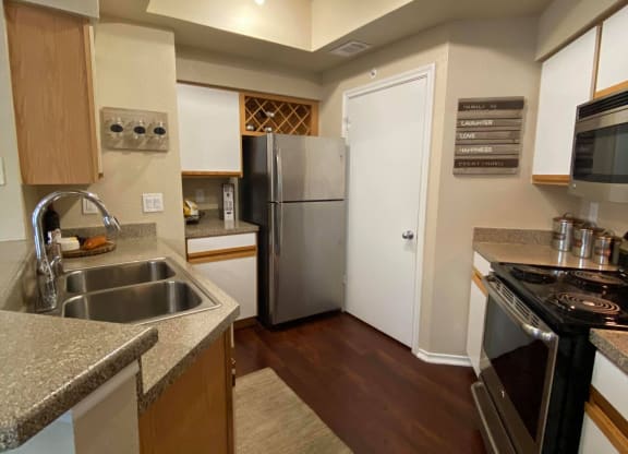 Large Kitchen at Waters Edge Apartment Homes, Georgetown