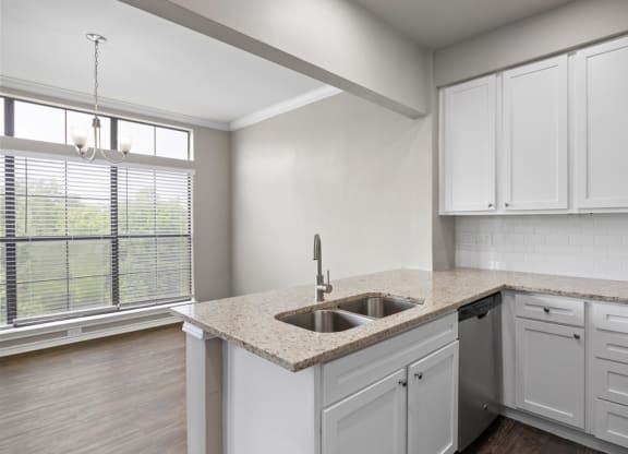 A kitchen with large window at Waters Edge Apartment Homes, Texas