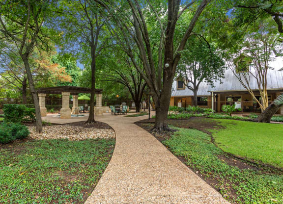 Lush Landscaping at Ventana Oaks Apartments, Texas, 78717