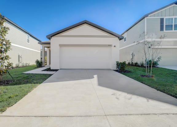 Front view from the driveway of the Oak floor plan at Beacon at Clinton Corners, Rental Homes in Dade City, FL