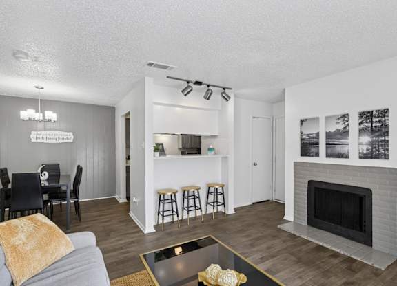 600 Baylor Apartments in Longview, TX living room