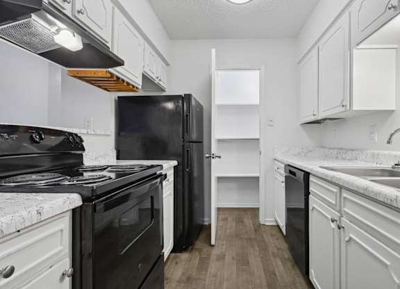 600 Baylor Apartments in Longview, TX b2 kitchen